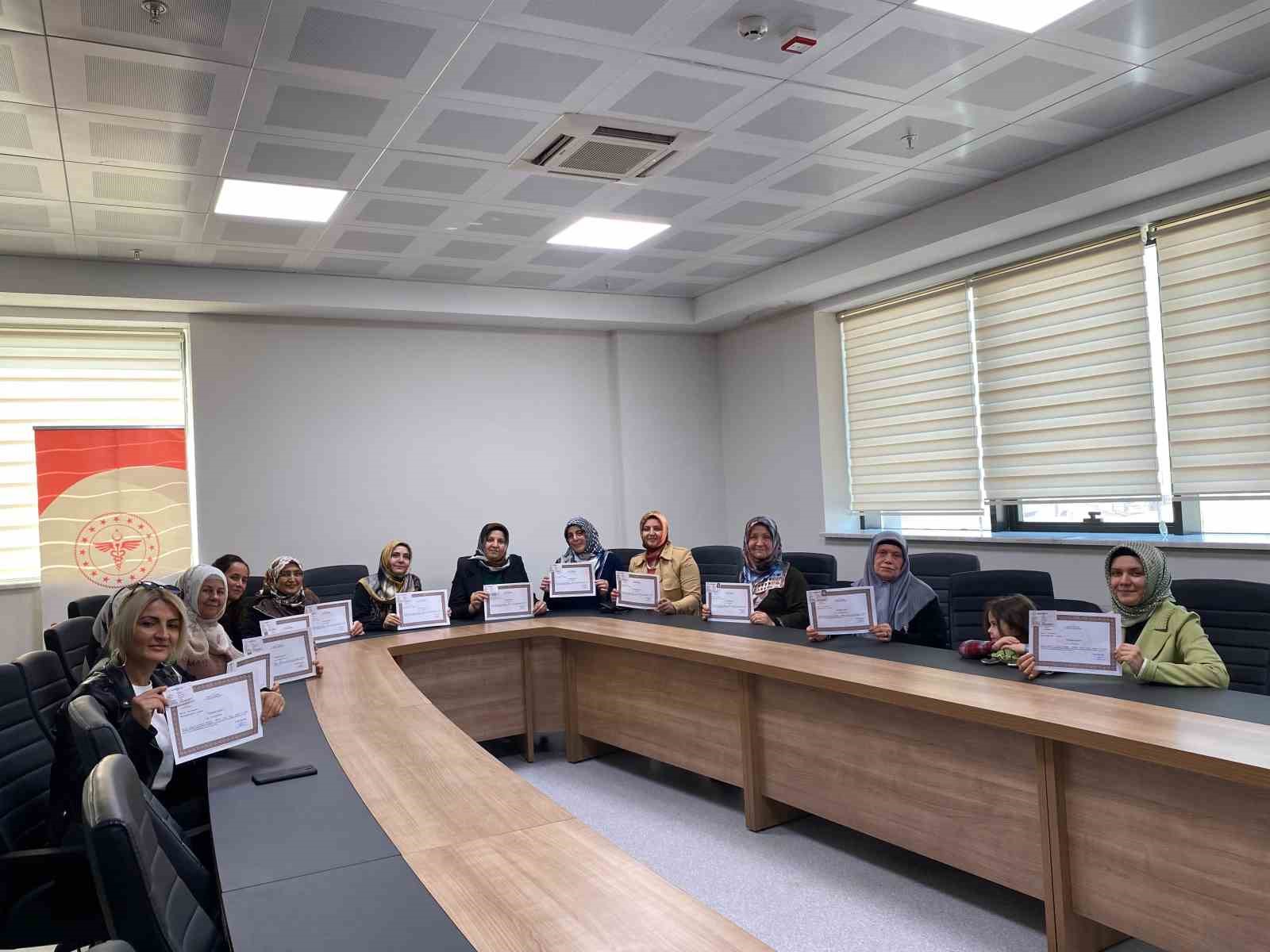 60 yaşında ilk yardım sertifikası aldı
