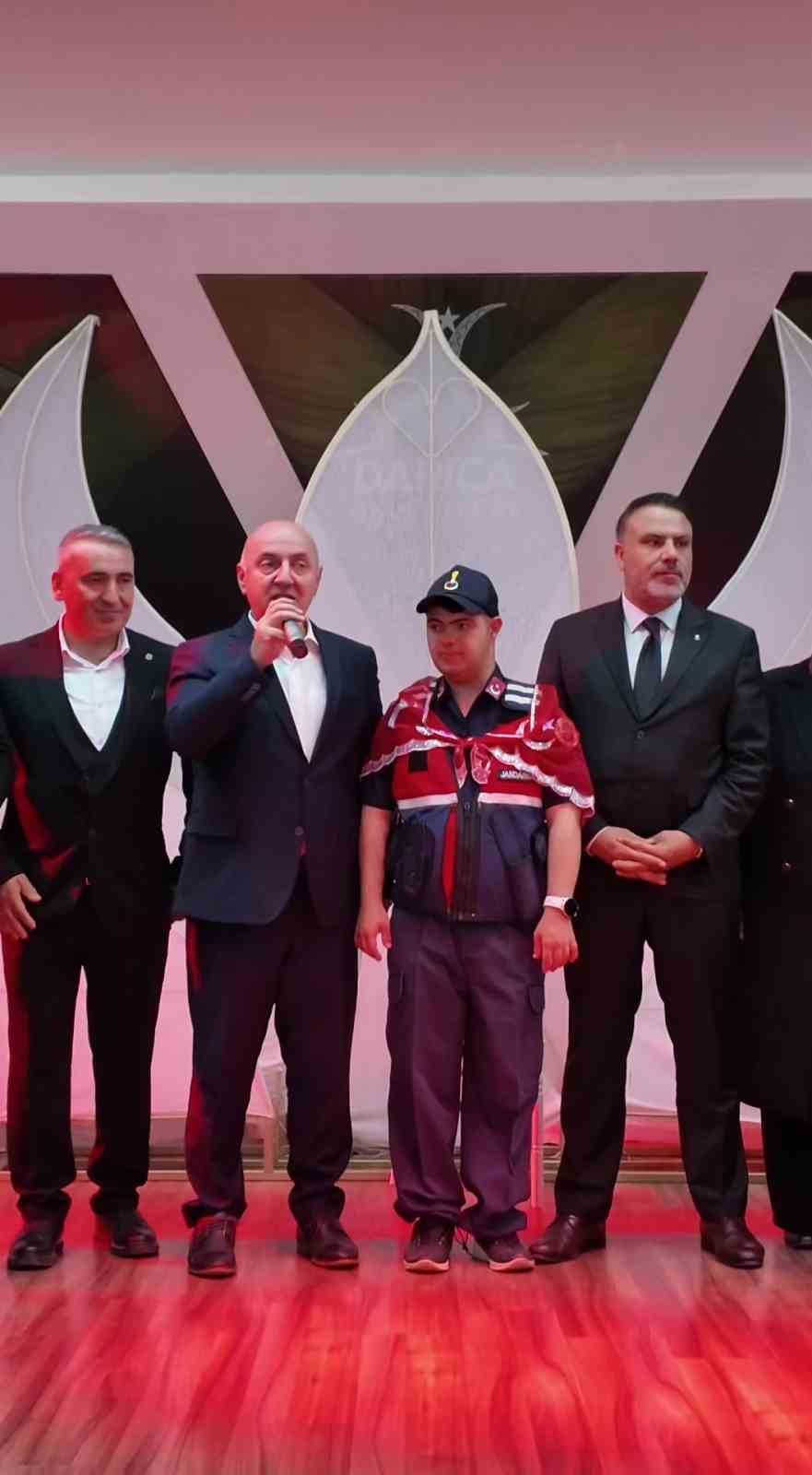 Özel birey Eren için coşkulu asker uğurlaması