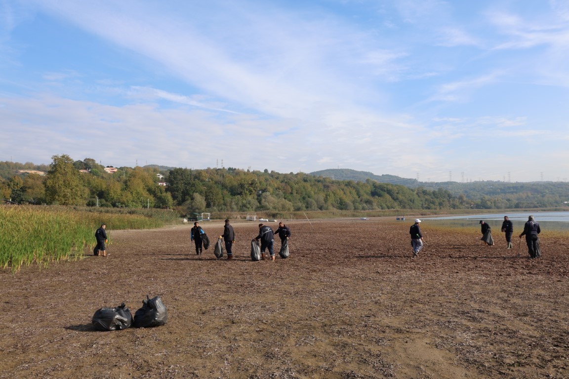 Eşme Sahili’nde temizlik seferberliği