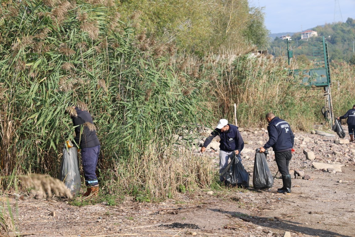 Eşme Sahili&rsquo;nde temizlik seferberliği
