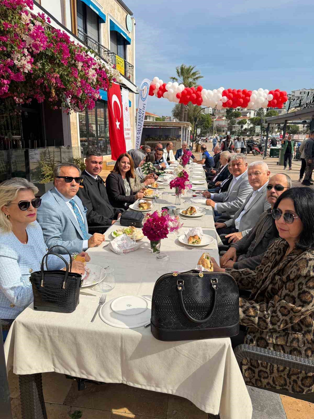 &Ccedil;eşme Dalyank&ouml;y&rsquo;de vatandaşa &uuml;cretsiz balık ziyafeti
