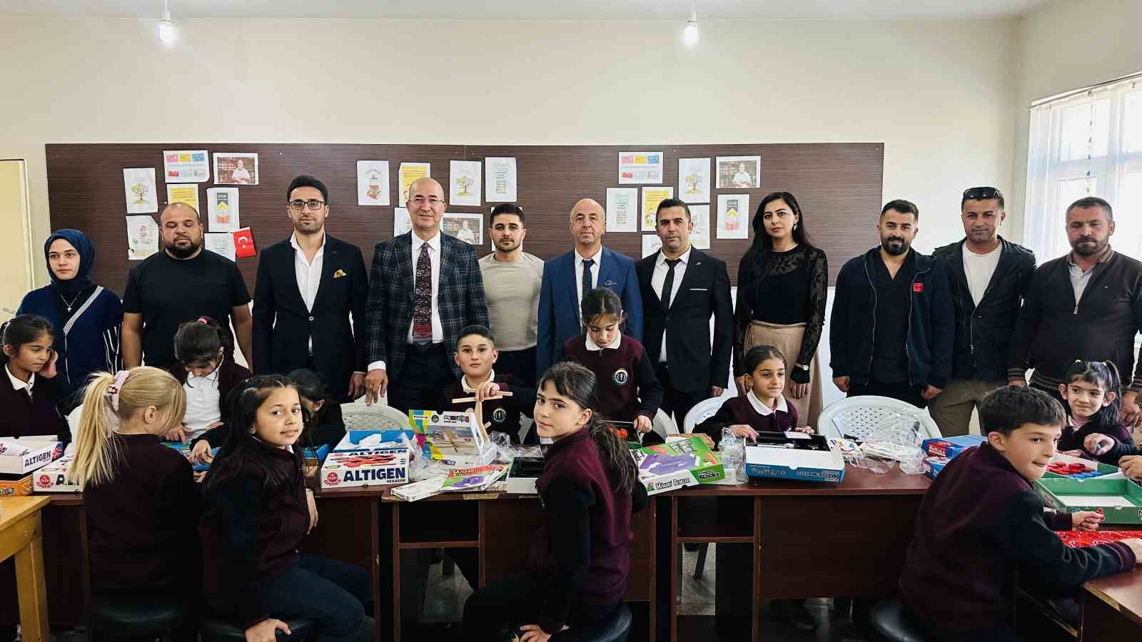 İran sınırındaki öğrencilere 21 çeşit zeka oyunu seti hediye edildi