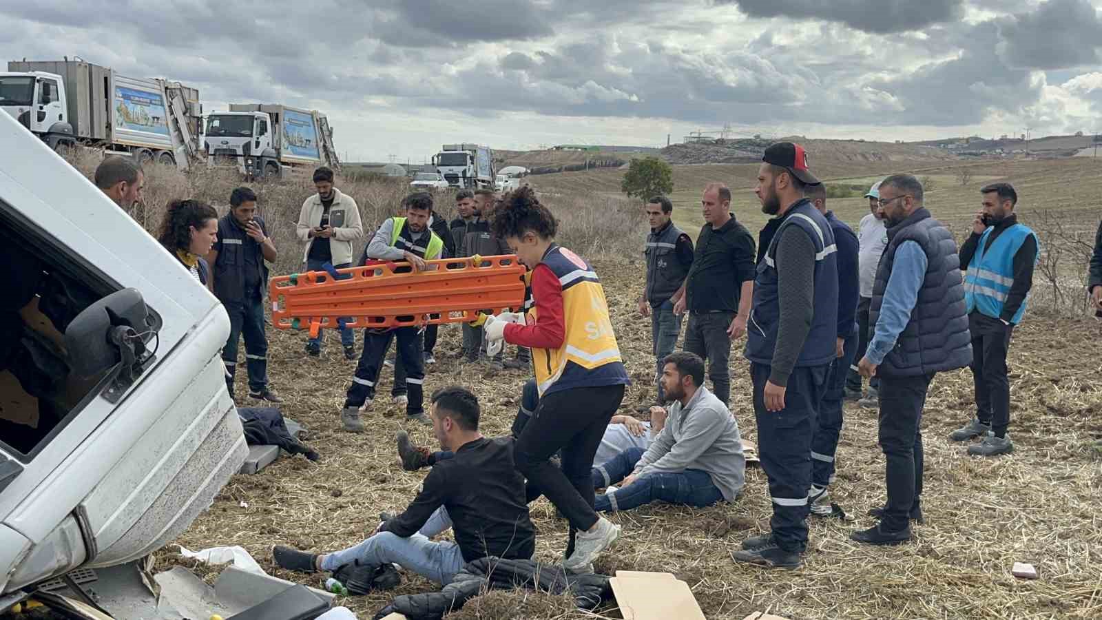 Tekirdağ’da can pazarı: Çöp kamyonu metrelerce yüksekten şarampole uçtu, 3 işçi yaralandı