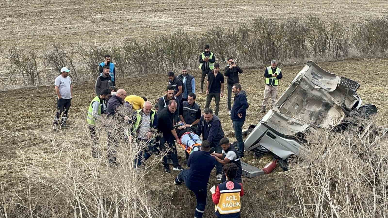 Tekirdağ’da can pazarı: Çöp kamyonu metrelerce yüksekten şarampole uçtu, 3 işçi yaralandı