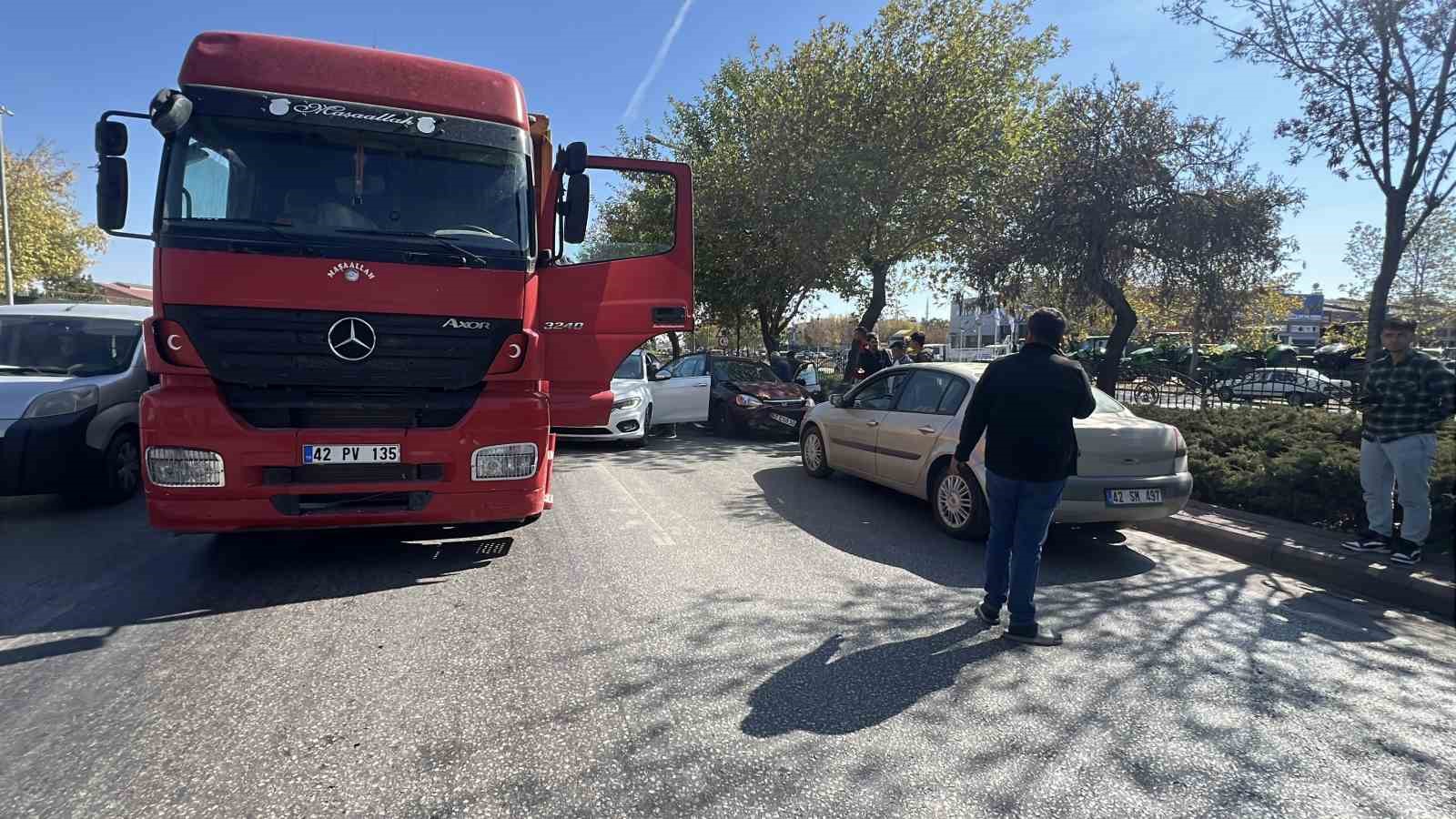 Ters yolda gidip zincirleme kazaya neden olan s&uuml;r&uuml;c&uuml;den pes dedirten savunma
