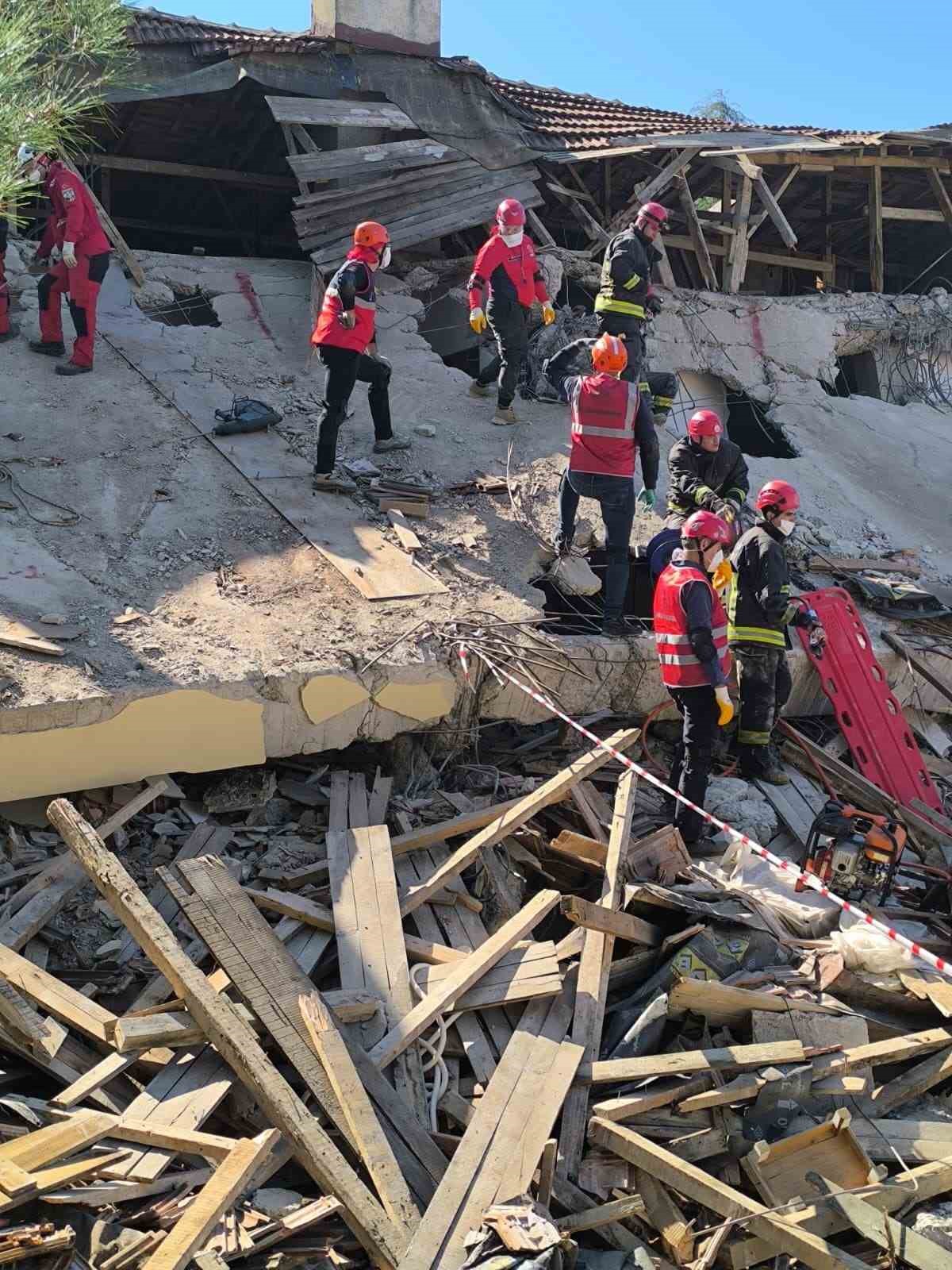 Antalya&rsquo;da yıkımı ger&ccedil;ekleşen riskli yapı enkazında deprem tatbikatı
