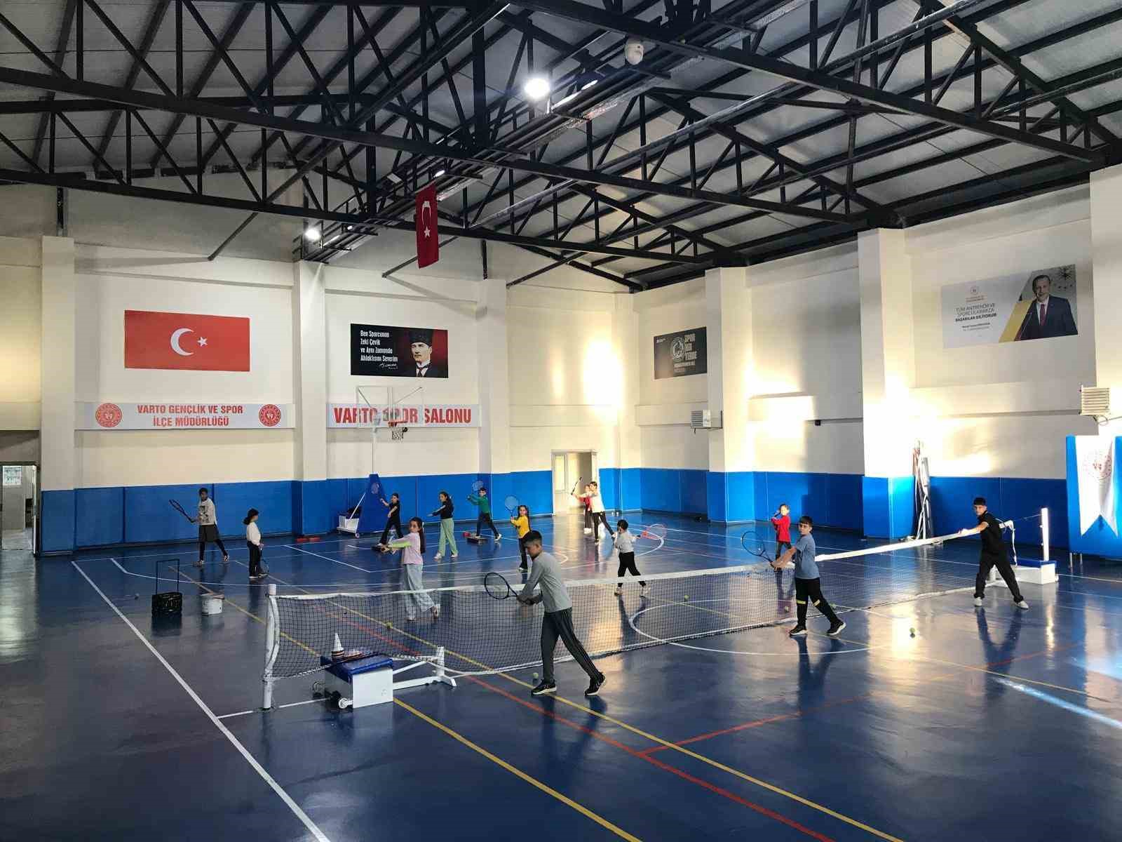 Varto’da tenis antrenmanları yoğun katılımla sürüyor