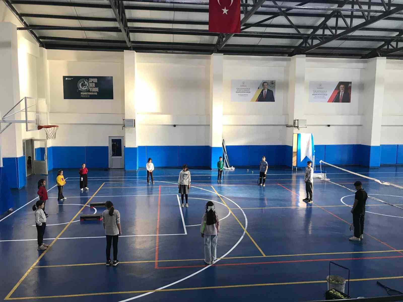 Varto&rsquo;da tenis antrenmanları yoğun katılımla s&uuml;r&uuml;yor
