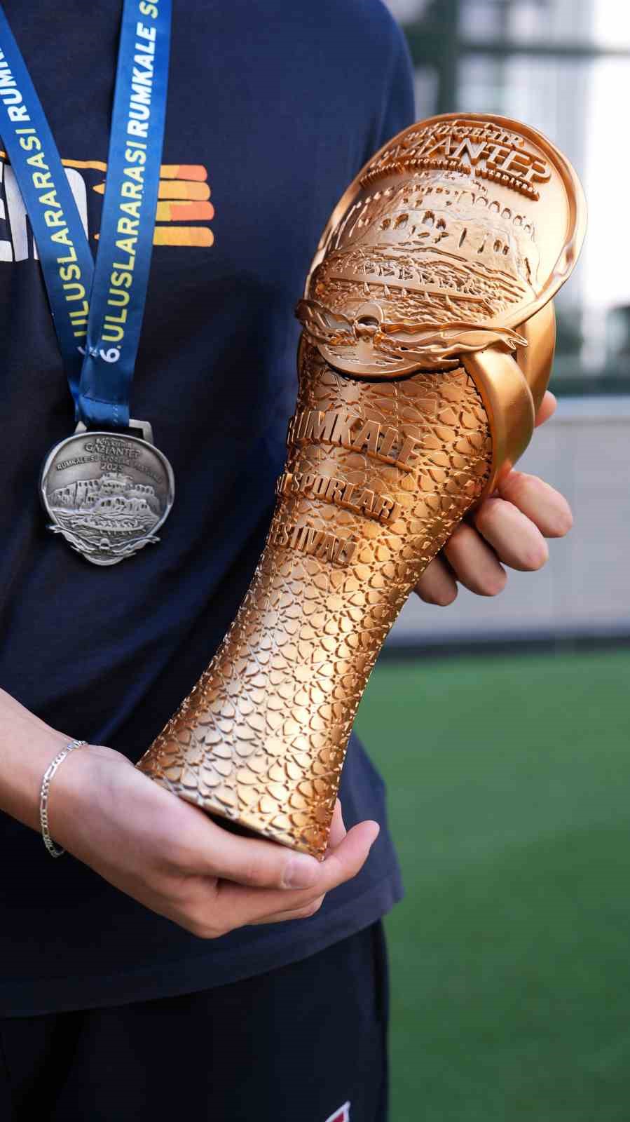 Erdem Koleji &Ouml;ğrencisi &Ouml;zduman&rsquo;dan uluslararası şampiyonluk gururu
