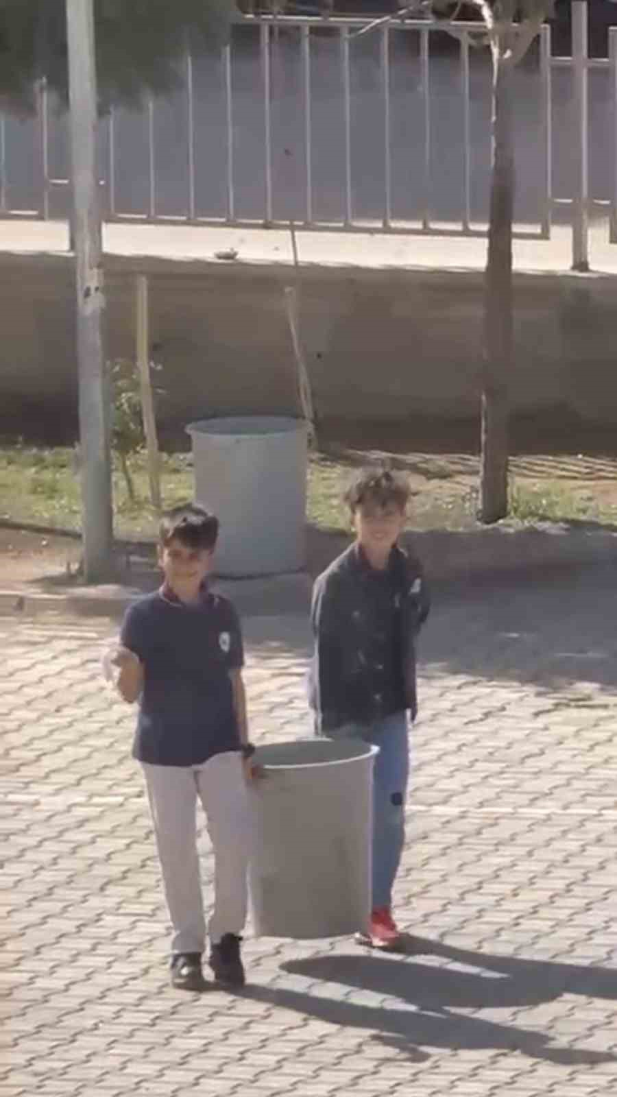 Mardin’de çocuklar çöp bidonuyla halay çekti