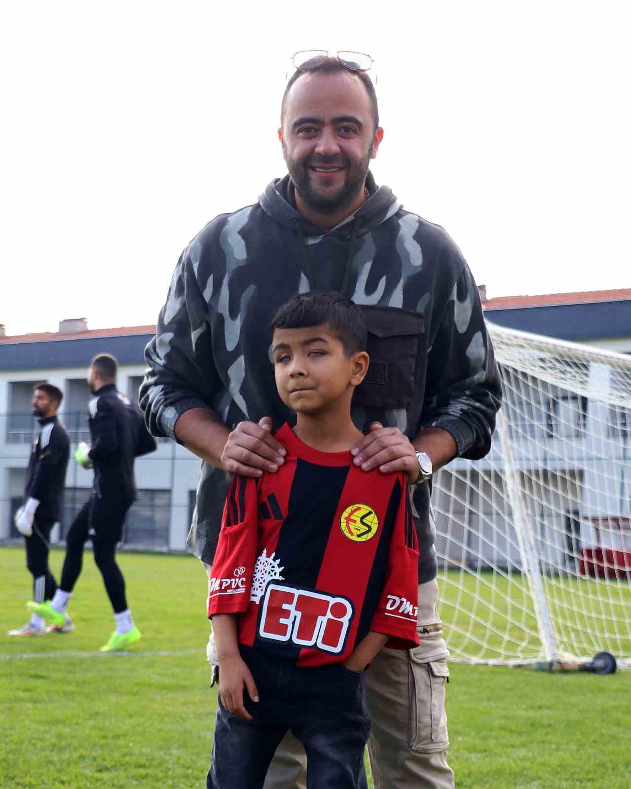 Ameliyatla g&ouml;rme kabiliyetini kazan Hamit, Eskişehirspor antrenmanını seyretti
