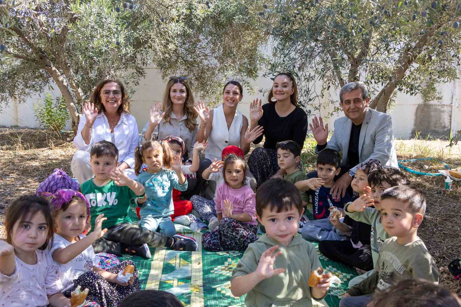 Manavgat’ta minik ellerden zeytin hasadı