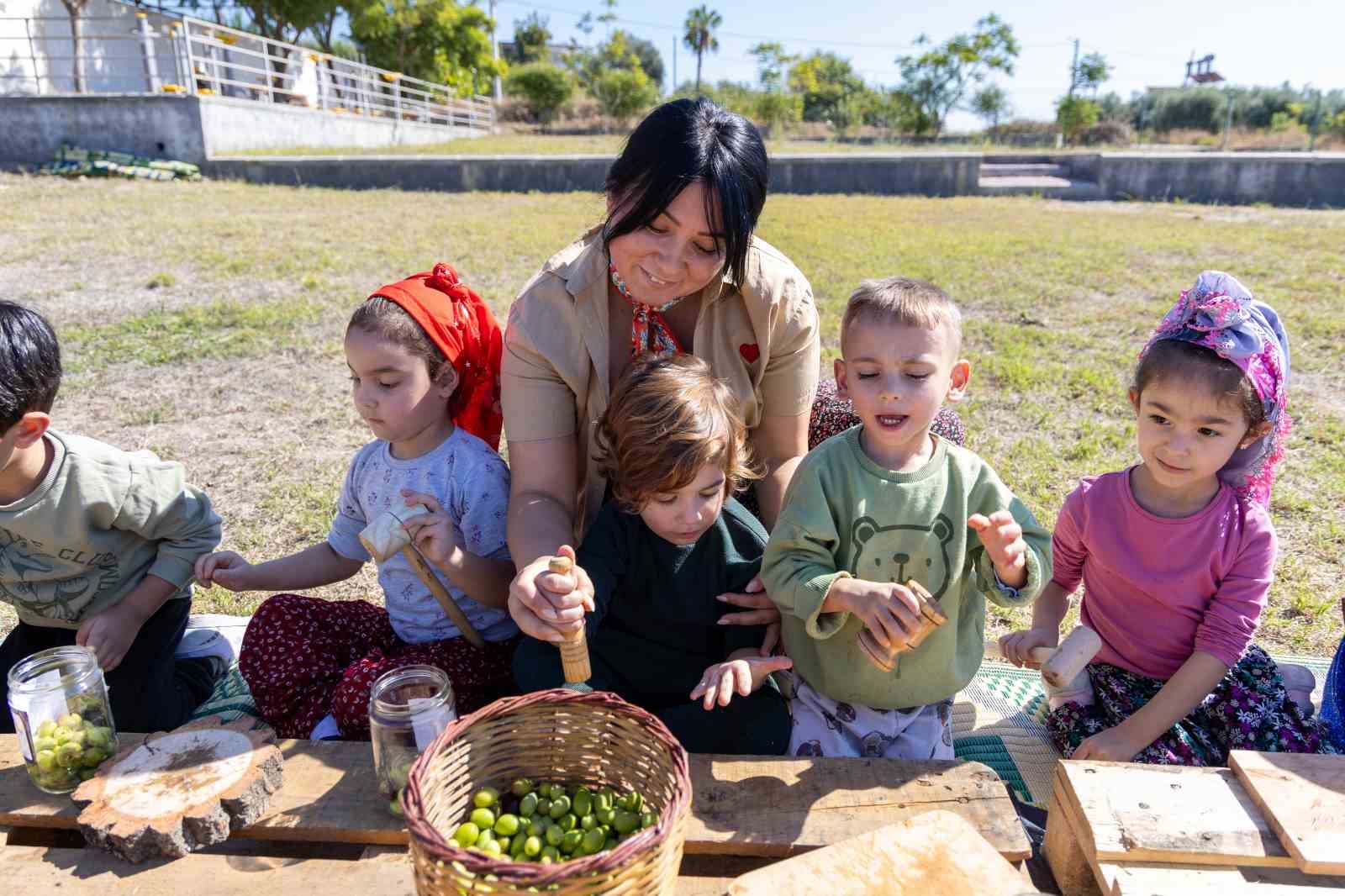 Manavgat&rsquo;ta minik ellerden zeytin hasadı
