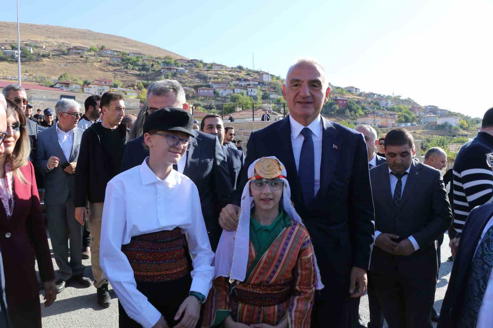 Bakan Ersoy, Divriği Ulu Camii ve Dar&uuml;şşifası&rsquo;nı ziyaret etti, tescilli Divriği pilavından tattı
