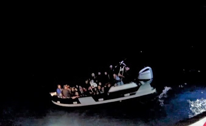 İzmir a&ccedil;ıklarında 33 d&uuml;zensiz g&ouml;&ccedil;men kurtarıldı, 50 g&ouml;&ccedil;men yakalandı
