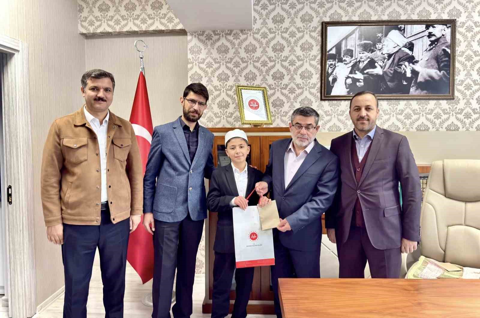 Van&rsquo;da hafızlıkta bir ilk: 90 g&uuml;nde hafız oldu
