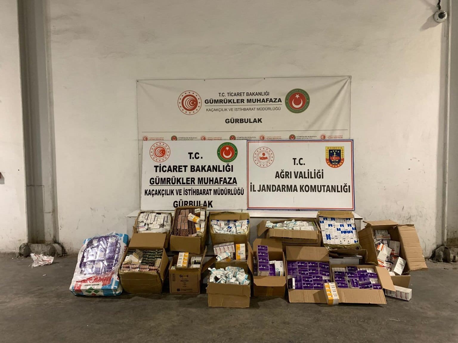 Doğubayazıt’ta tırın dorsesinde binlerce kutu kaçak ilaç bulundu