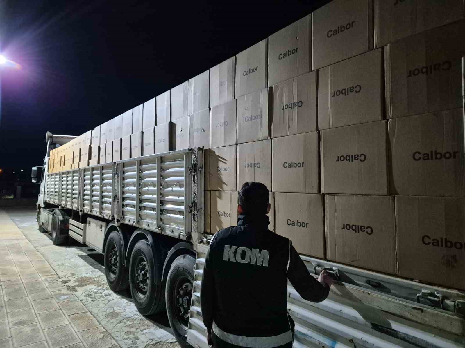 Kırşehir’de 9 milyon 800 bin adet mükerrer bandrollü makaron ele geçirildi