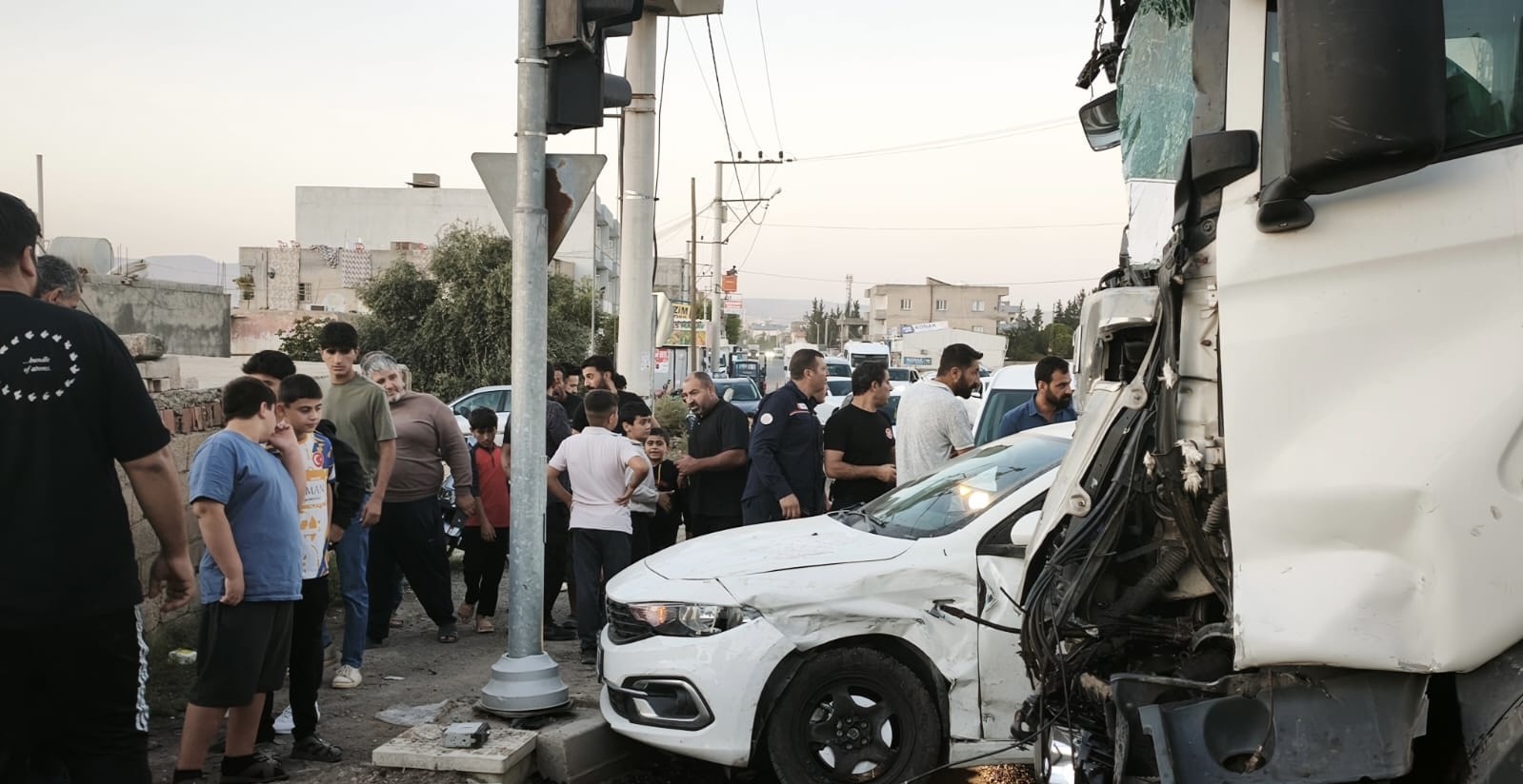 Mardin’de tır ile otomobil çarpıştı: 1 yaralı