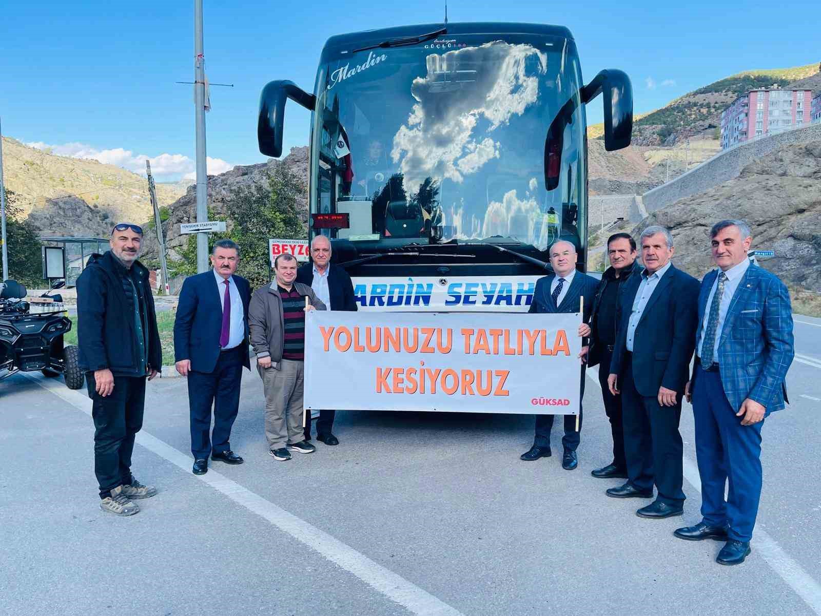 "Terörsüz Türkiye" için Mardin otobüsünü durdurup, yolculara tatlı ikram ettiler
