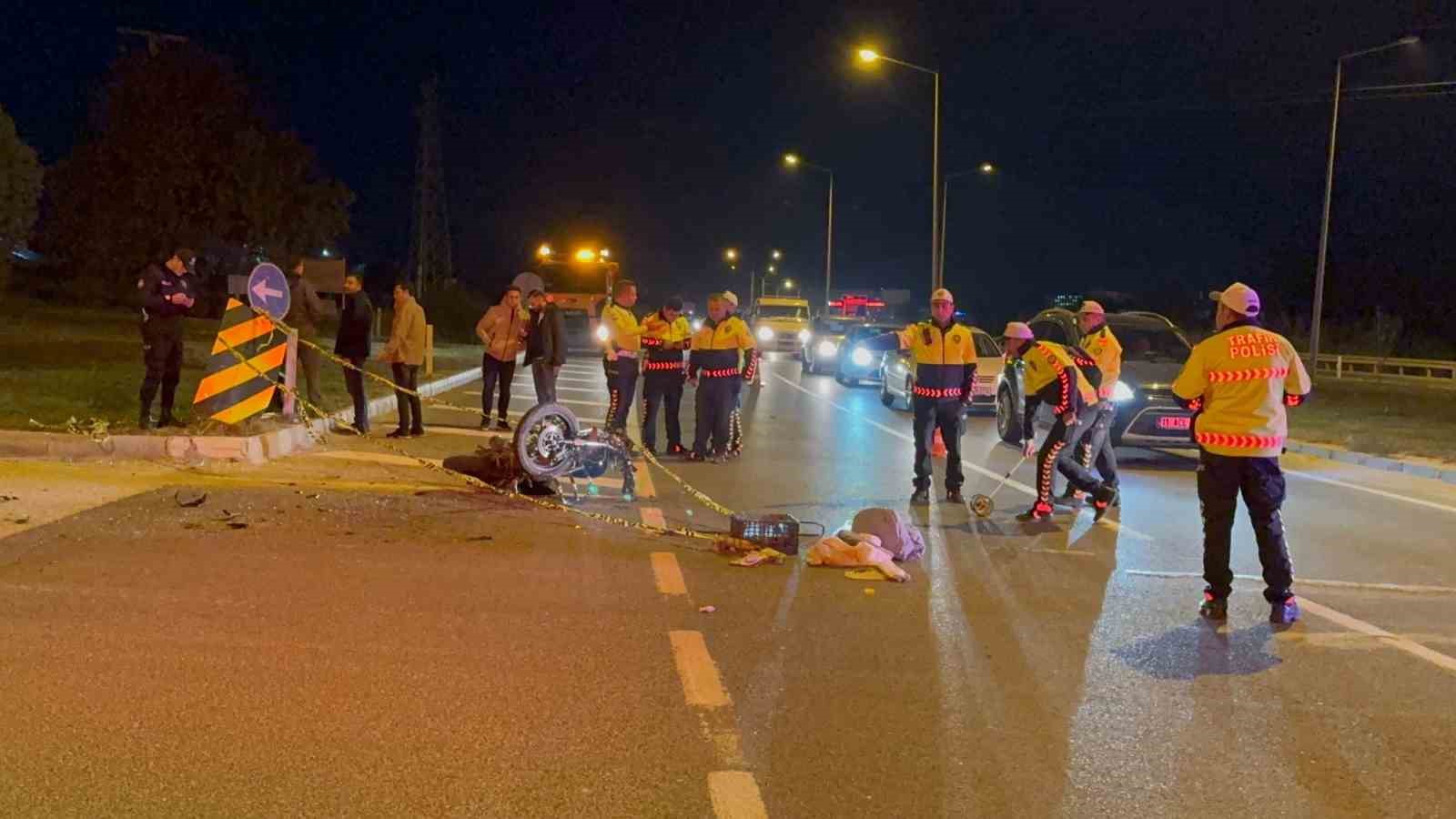 Motosiklet ile midib&uuml;s &ccedil;arpıştı: 1 &ouml;l&uuml;
