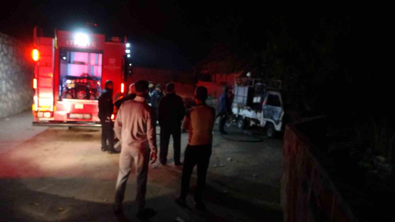 Malatya’da park halindeki araçta çıkan yangın paniğe neden oldu