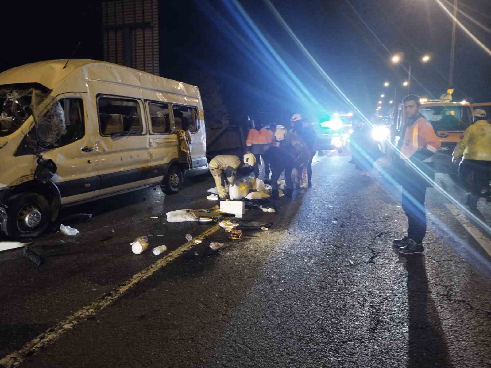 Beykoz’da seyir halindeki servis minibüsü devrildi: 3 yaralı
