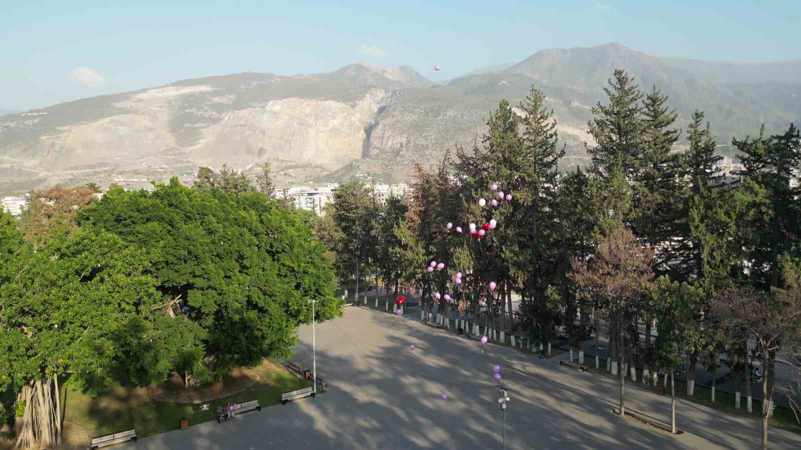 Yıllar s&uuml;ren m&uuml;cadeleyle meme kanserini yenen kadın ve destek&ccedil;ileri g&ouml;ky&uuml;z&uuml;ne pembe balon bıraktı
