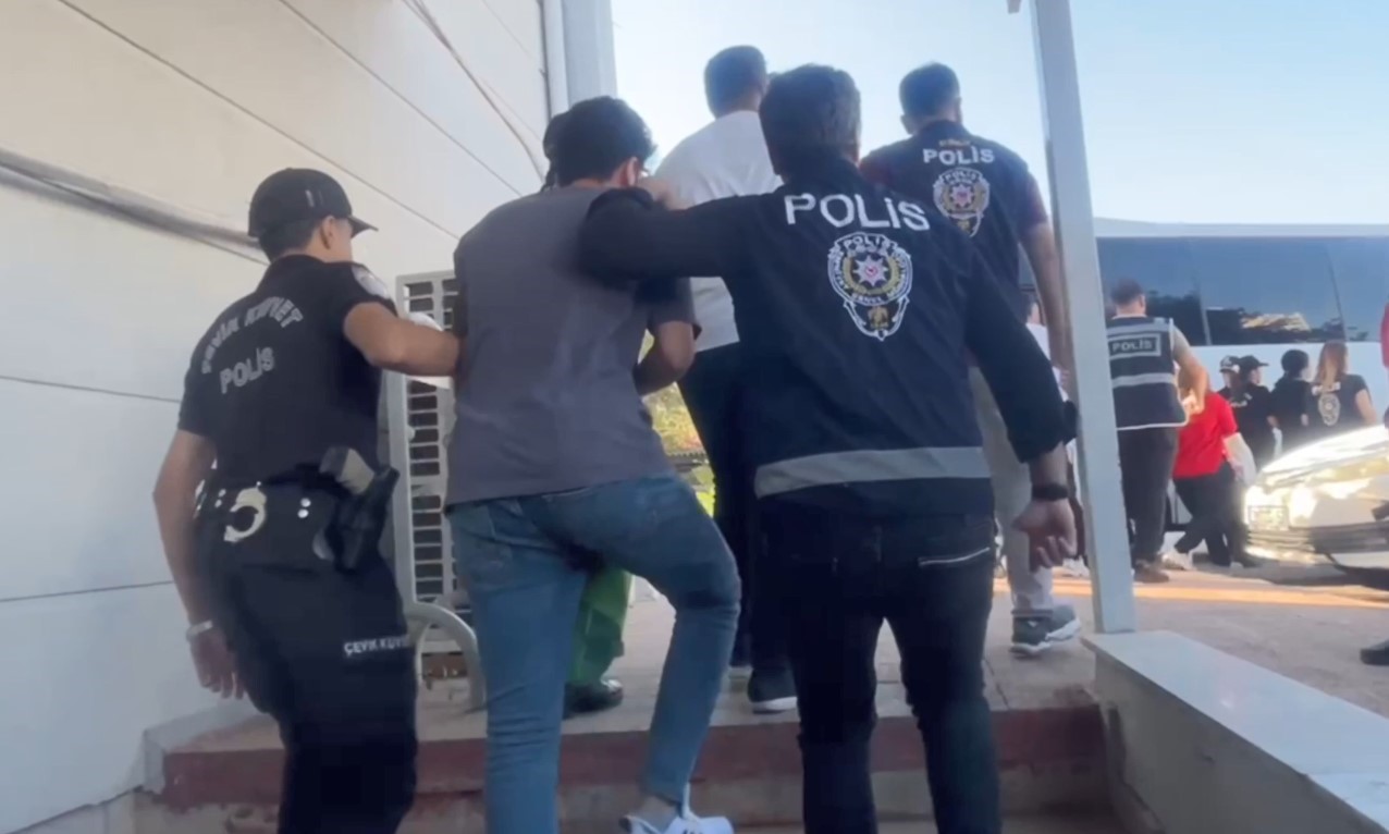 Mersin’de sosyal medyadan dolandıran şebeke çökertildi: 5 tutuklama