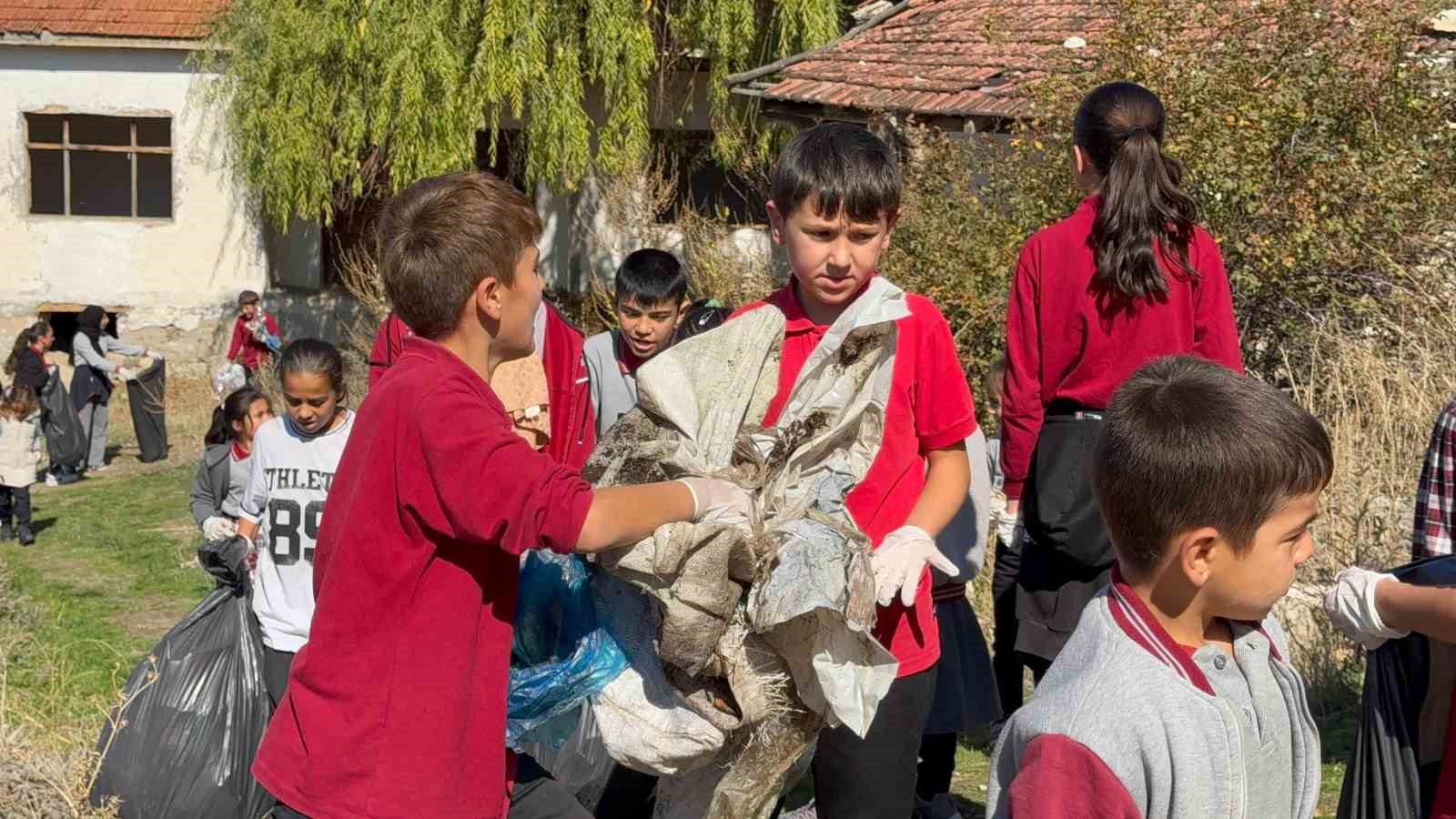 K&ouml;ylerinden ve okullarından 30 torba &ccedil;&ouml;p topladılar

