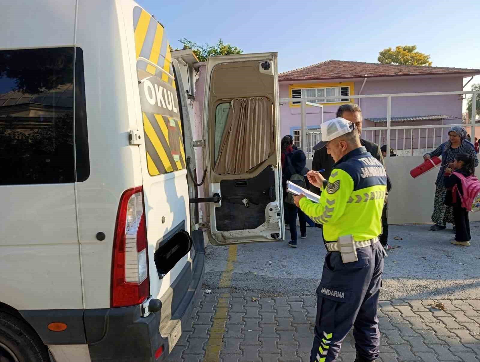 Söke ve Sultanhisar’da okul servislerine jandarma denetimi