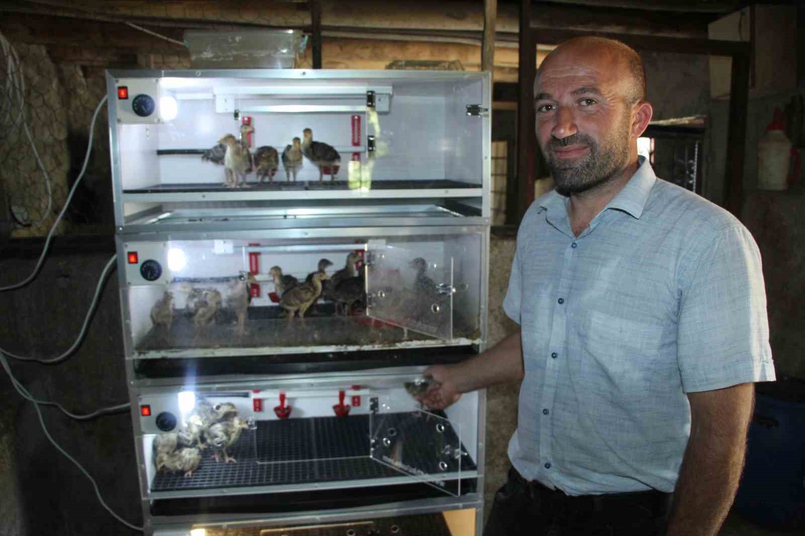 Şırnaklı çiftçi, engelli aile bireyleri nedeniyle evinden çıkamadı, çiftliği eve taşıdı
