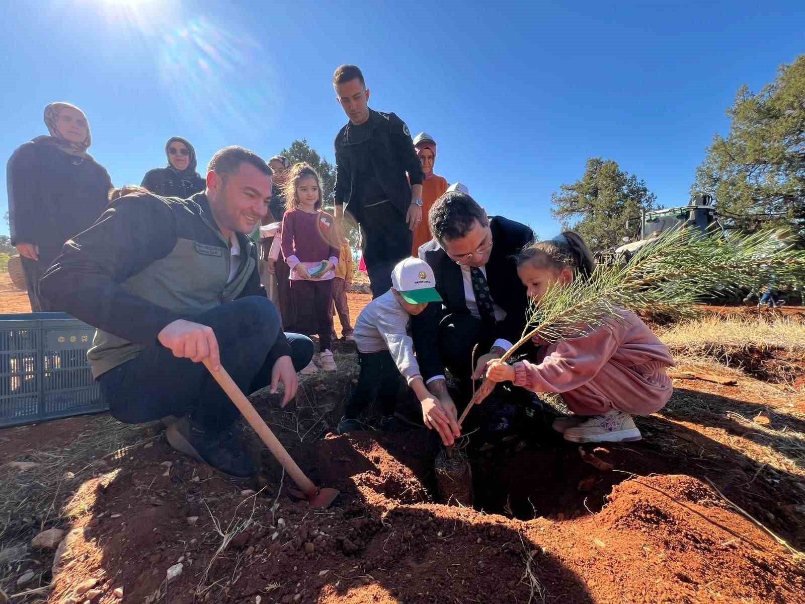 Bozkır’da öğrenciler fidan dikti