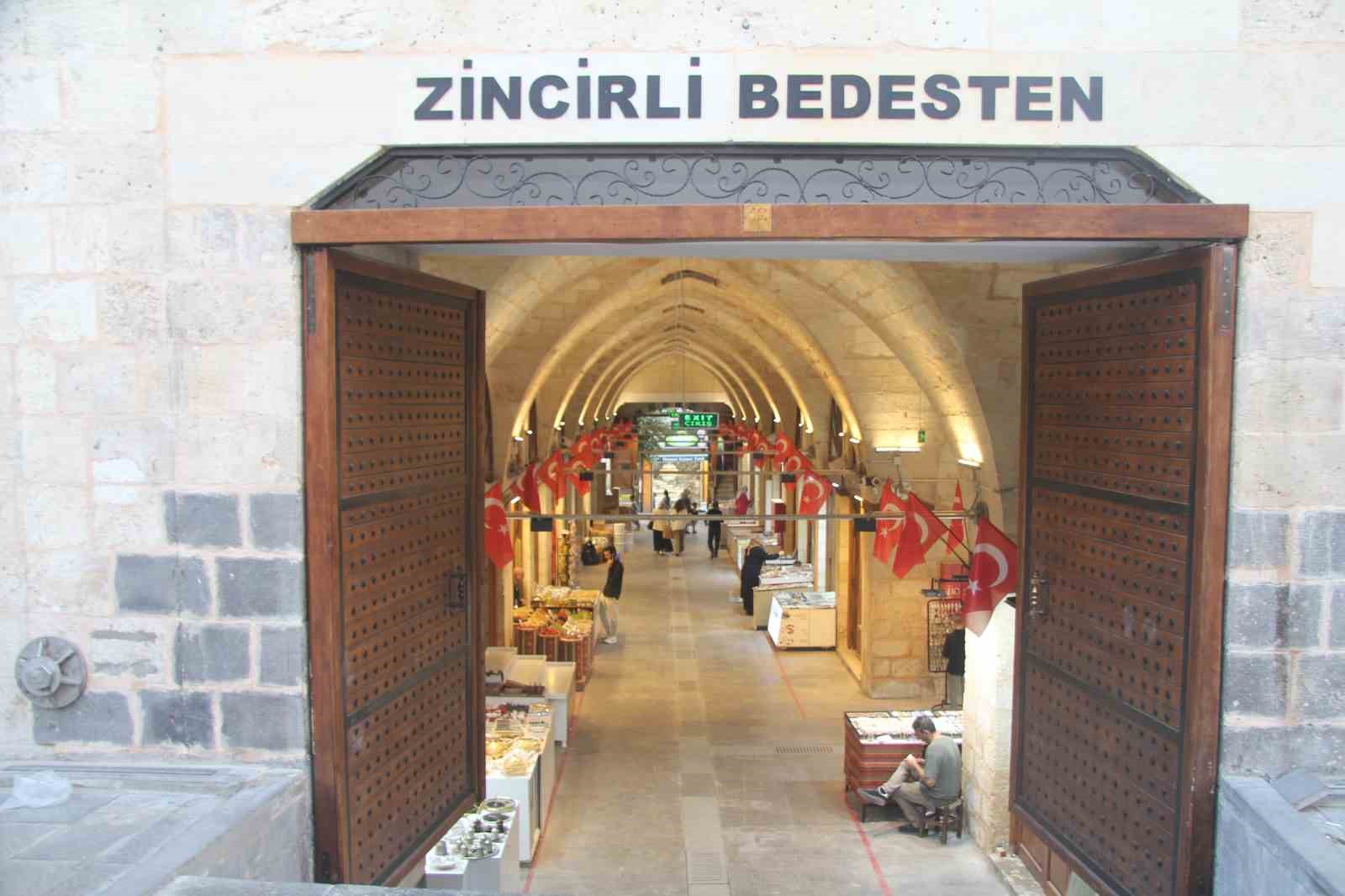 Depremde hasar gören tarihi Zincirli Bedesten yeniden uğrak noktası oldu