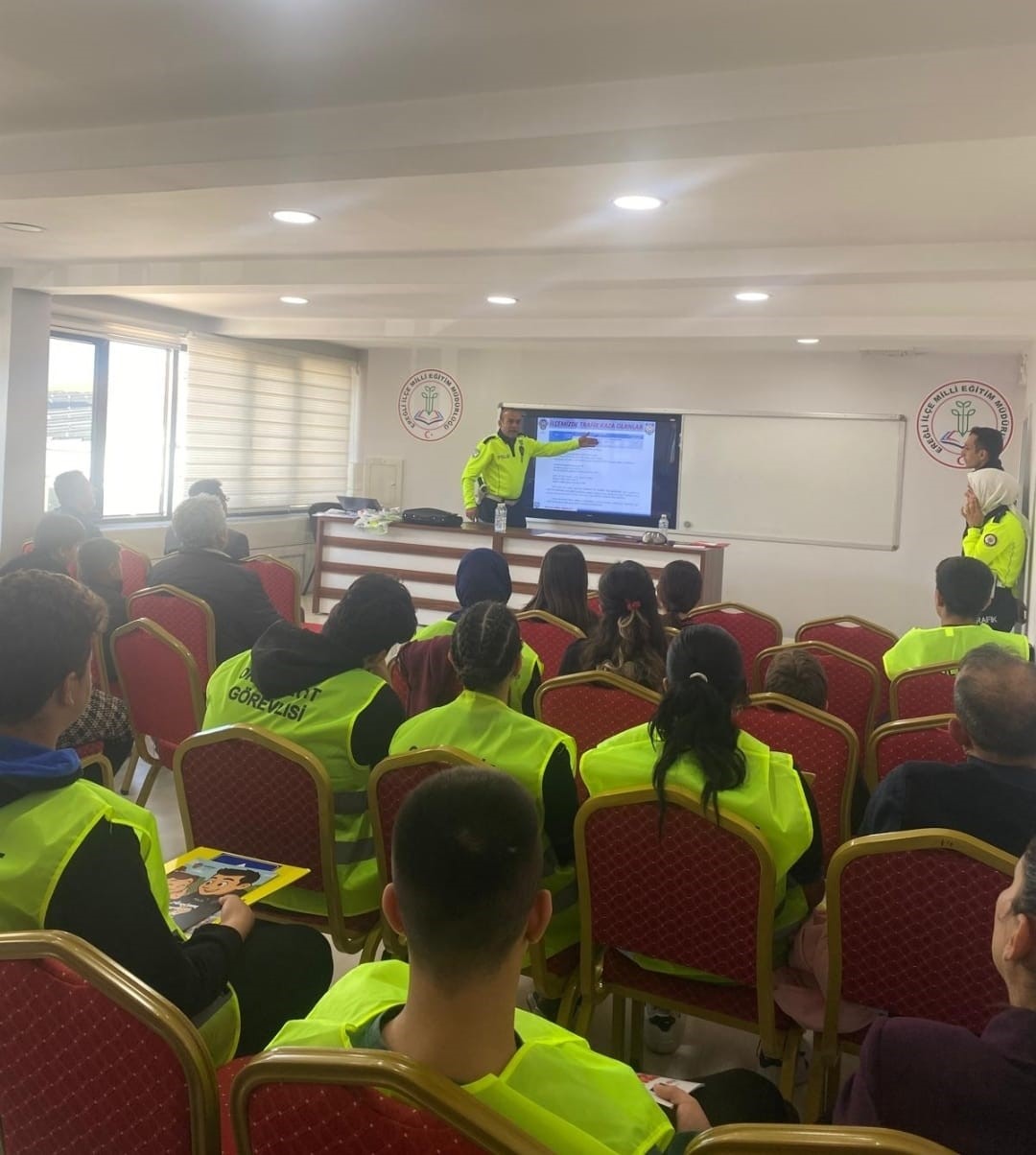 Ereğli’de okul geçit görevlisi öğrenciler yeleklerini giydi