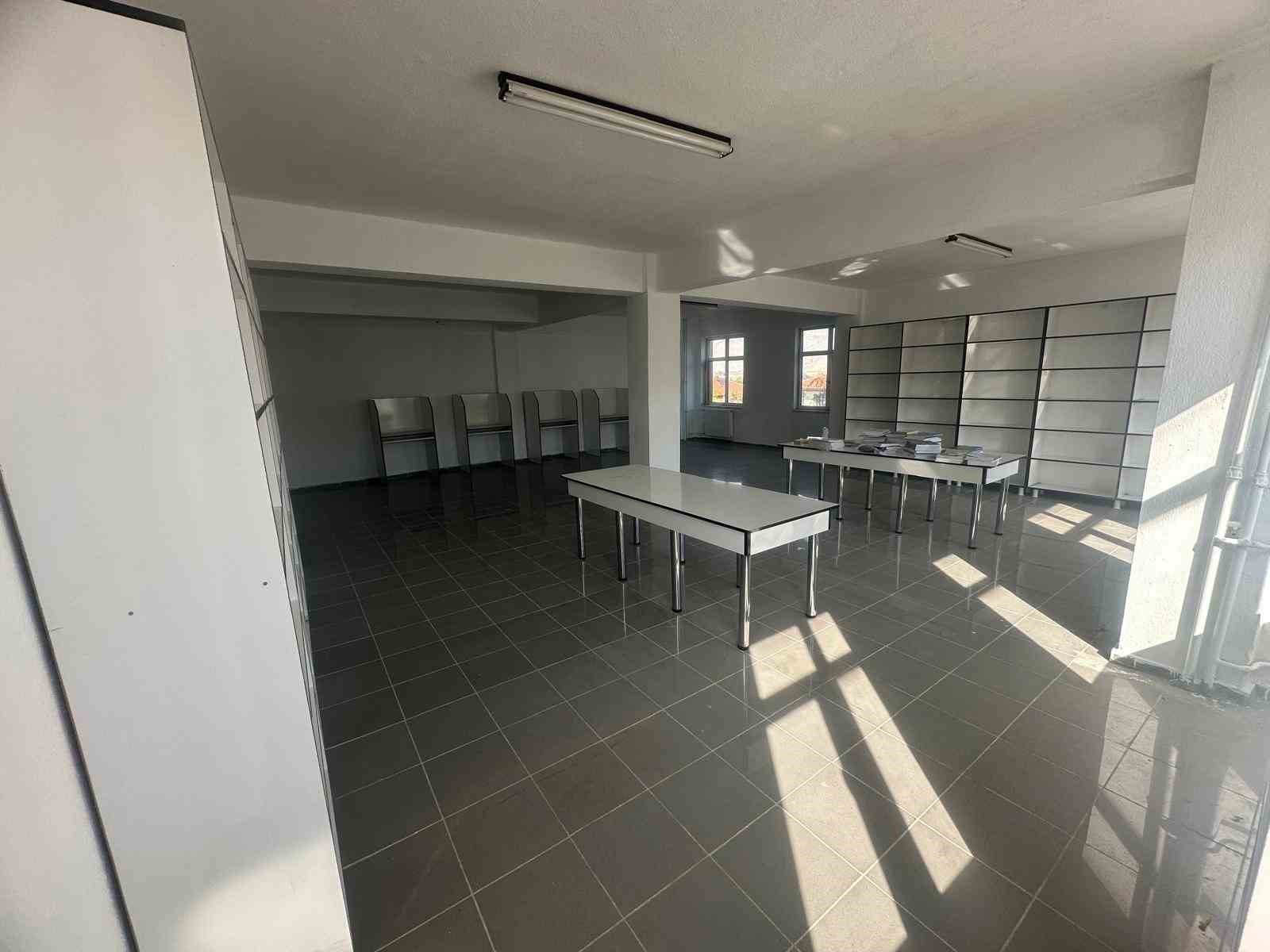 Kurulacak yeni kütüphane için tek başına elini taşın altına koydu