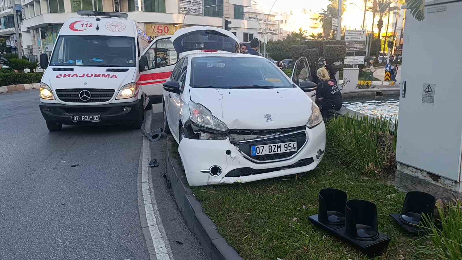 Otomobil refüje çıkıp sinyalizasyon direğini devirdi