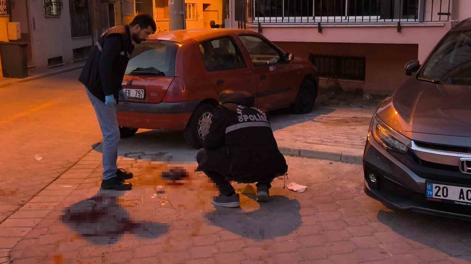 Tartıştığı ağabeyini sokak ortasında bıçaklayıp evine döndü
