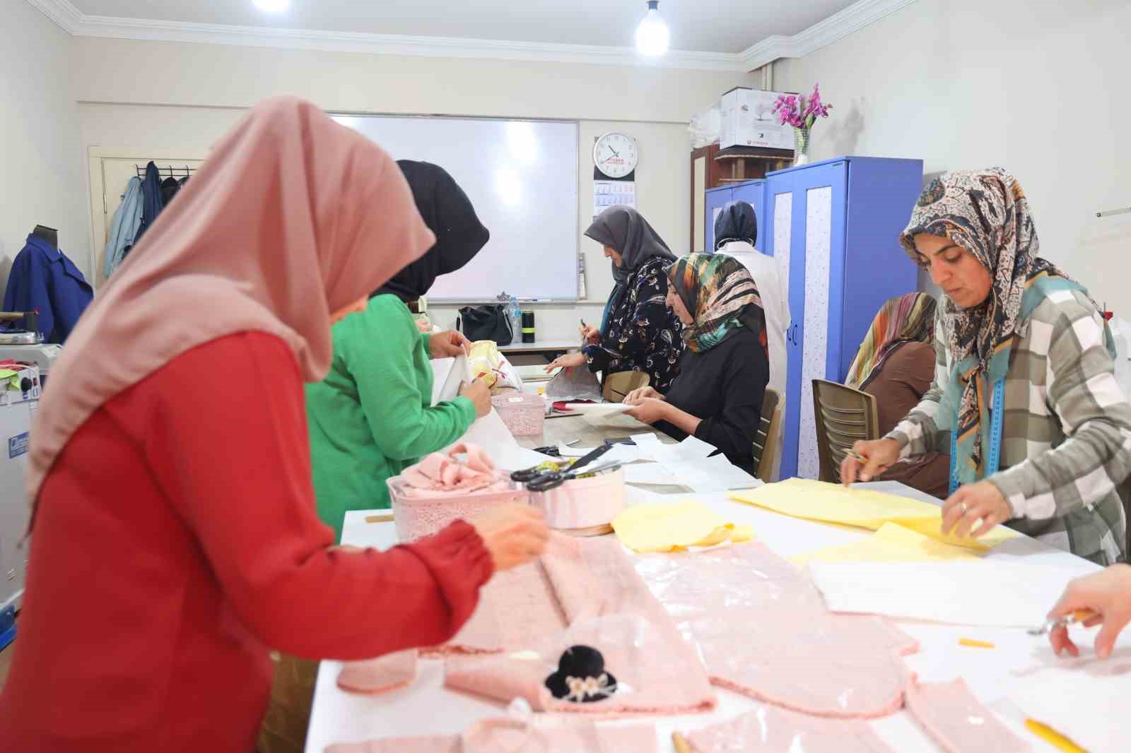 Elazığ’da kadınlardan giyim ve üretim teknolojisi kursuna yoğun ilgi