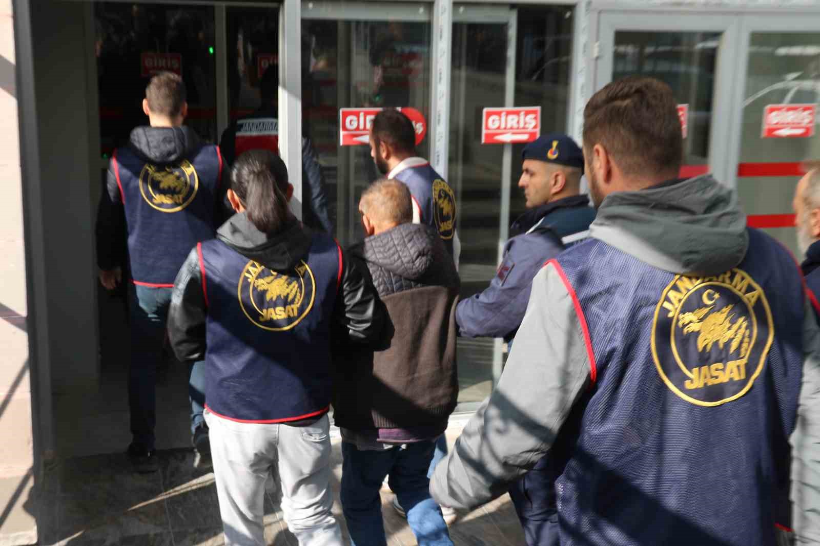 Kardeşini &ouml;ld&uuml;r&uuml;p ahırın temeline g&ouml;men kardeş adliyeye sevk edildi
