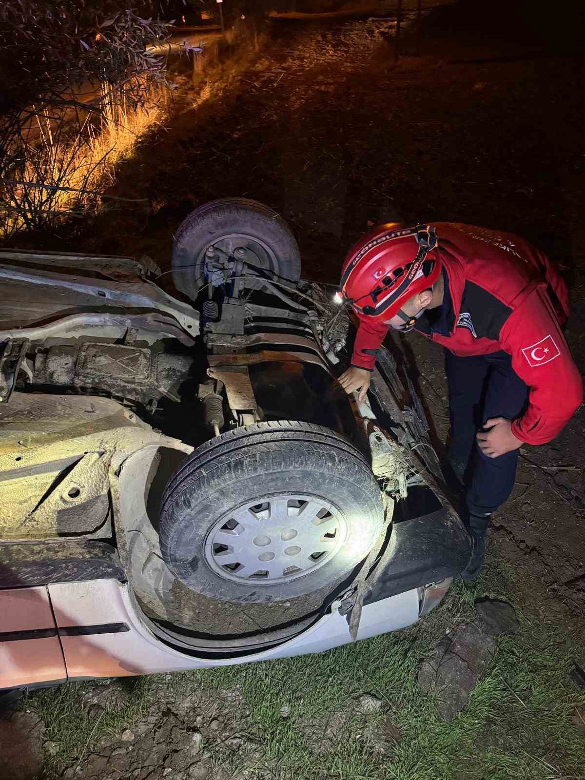 Balıkesir’de yol kenarına uçan otomobilin sürücüsü yaralandı