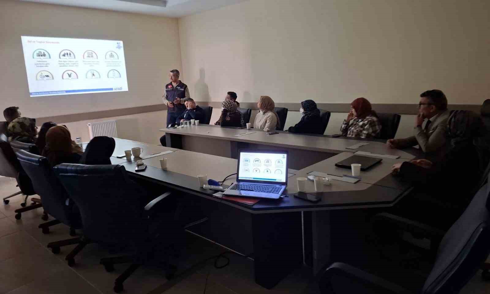 Demirözü’nde hastane personeline afet ve yangın eğitimi verildi