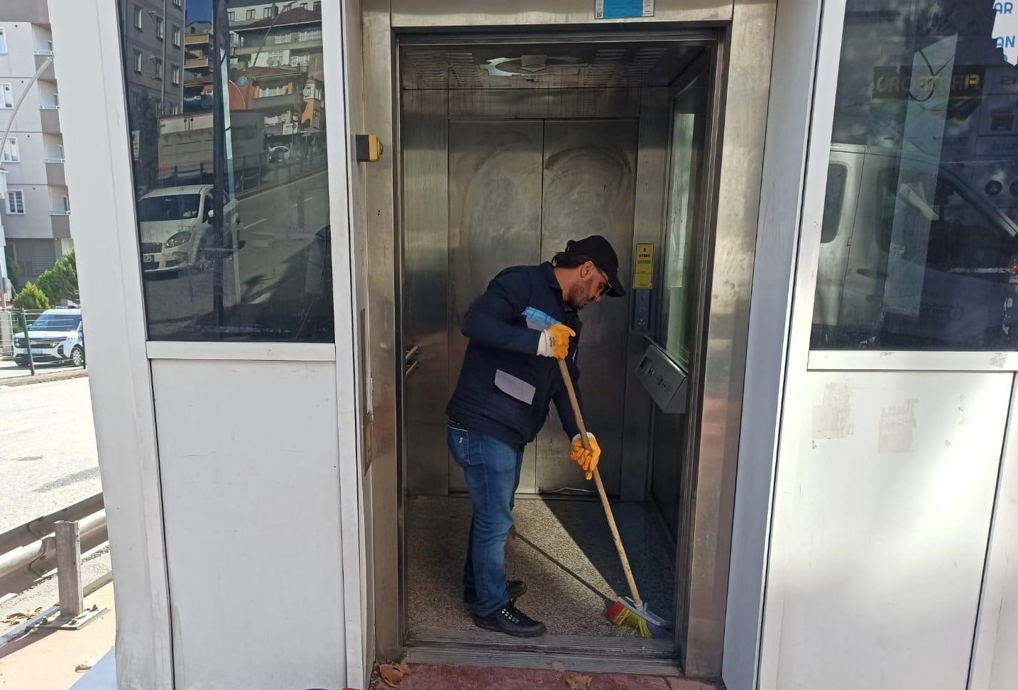 Gebze bölgesinde üst geçit asansörleri pırıl pırıl