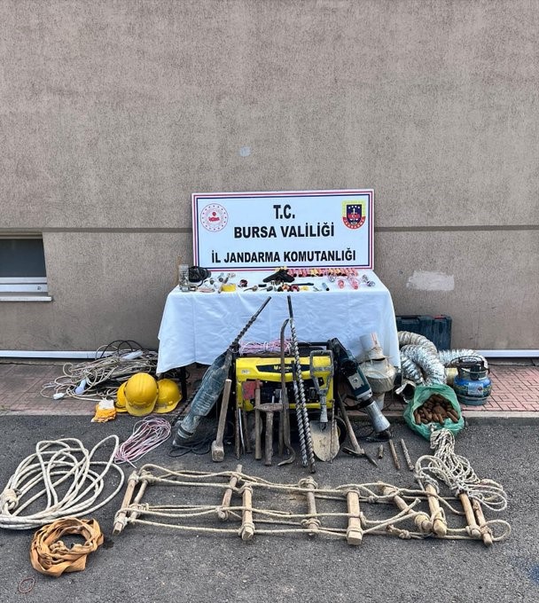 Definecilerin zulasından cephanelik çıktı
