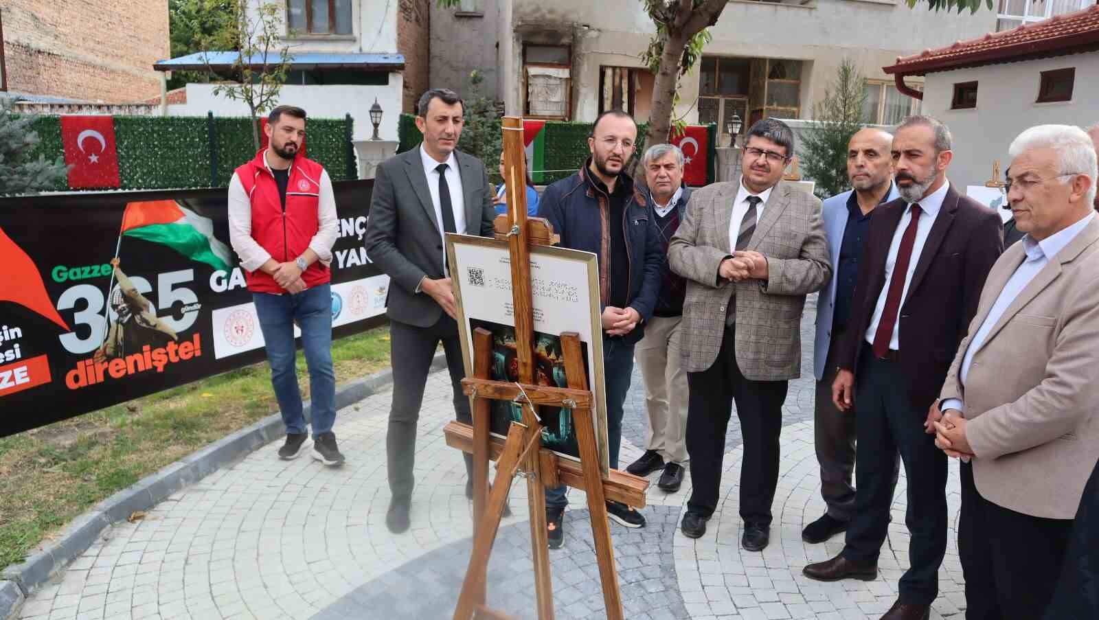 Gazze’de yaşanan dramı afişlerle anlattılar