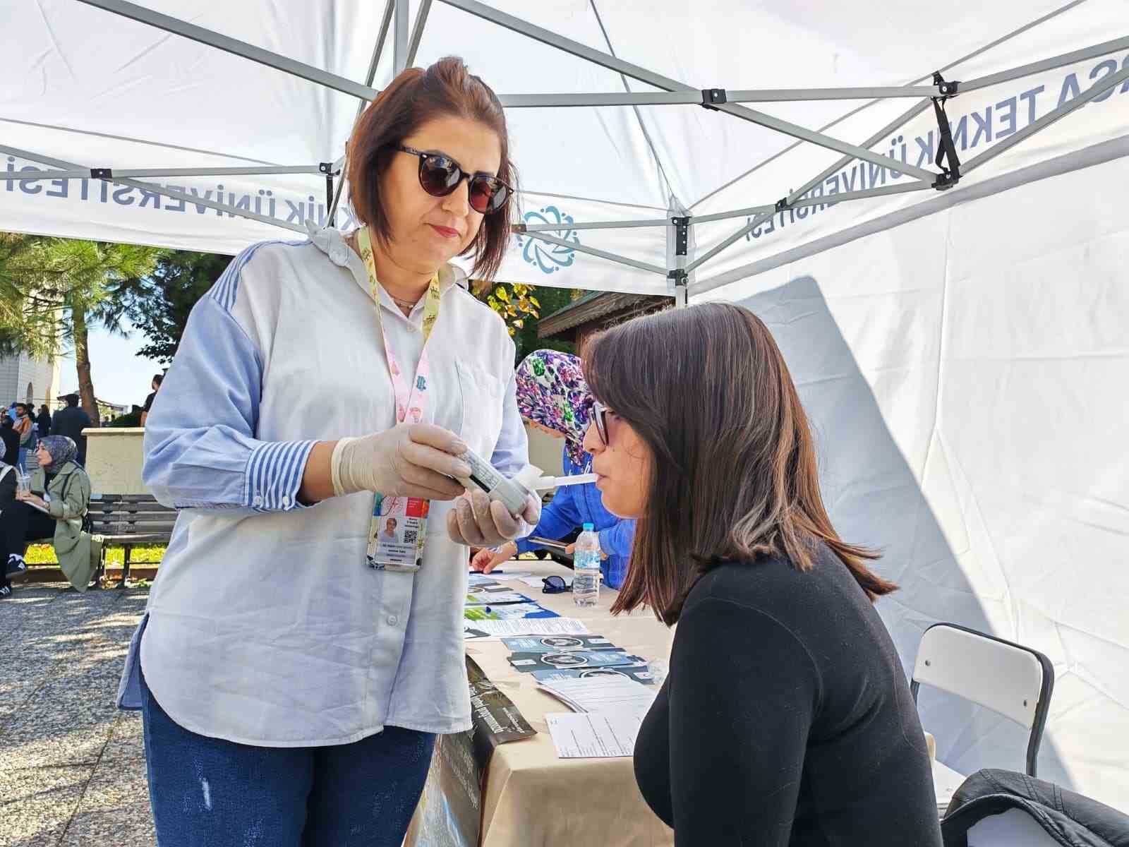 Mobil ekipler vatandaşları sigara bırakmaya teşvik ediyor