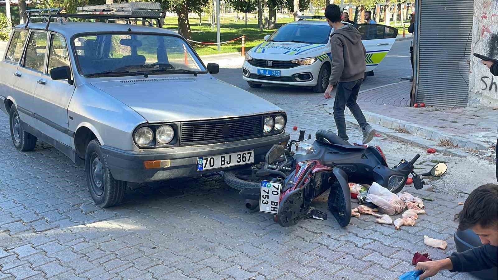 Motosiklet sürücüsünün yaralandığı kazada sebzeler yola saçıldı