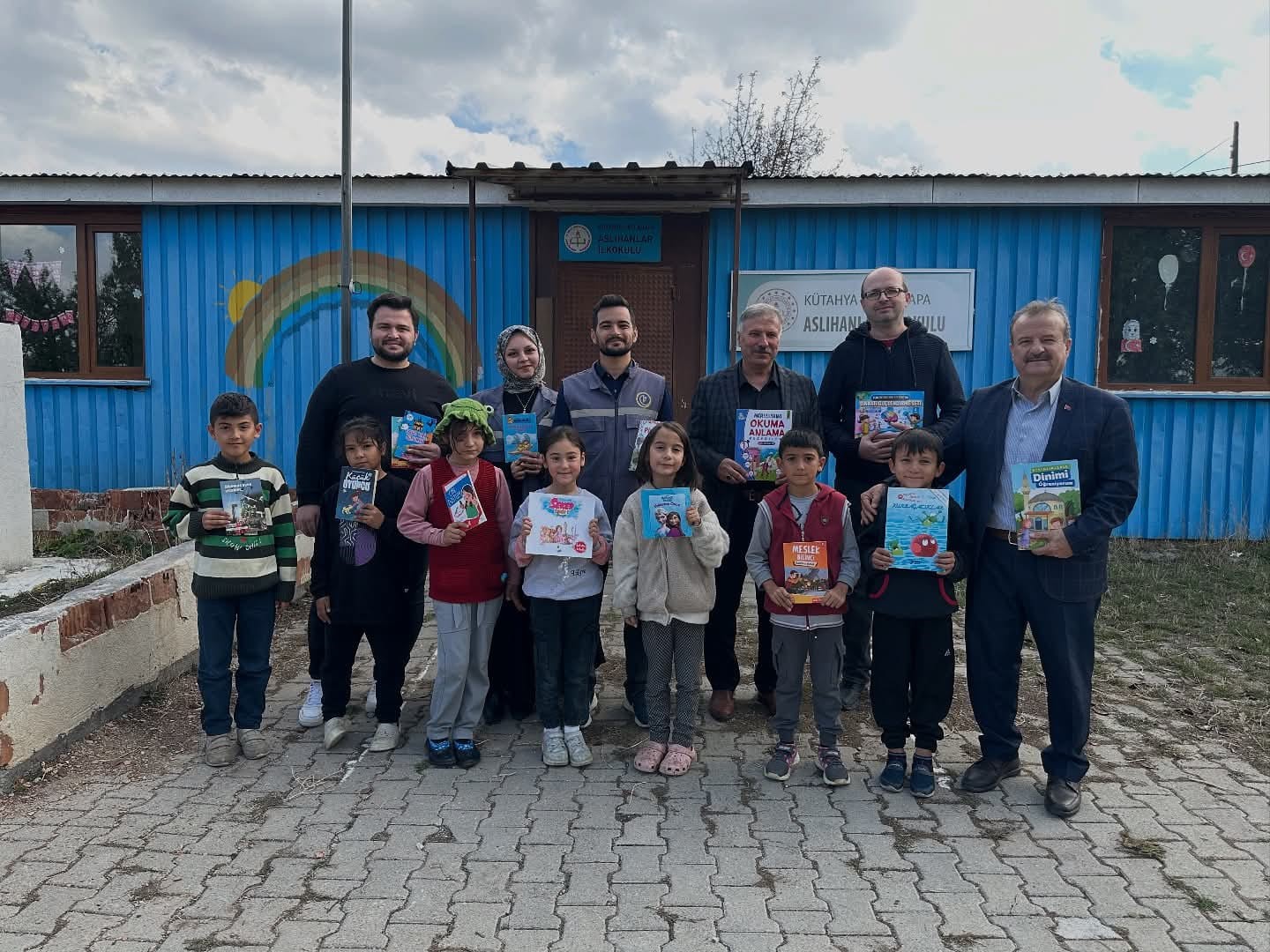 K&uuml;tahya&rsquo;da anlamlı proje: 7 k&ouml;y okuluna bin 700 kitaplık destek
