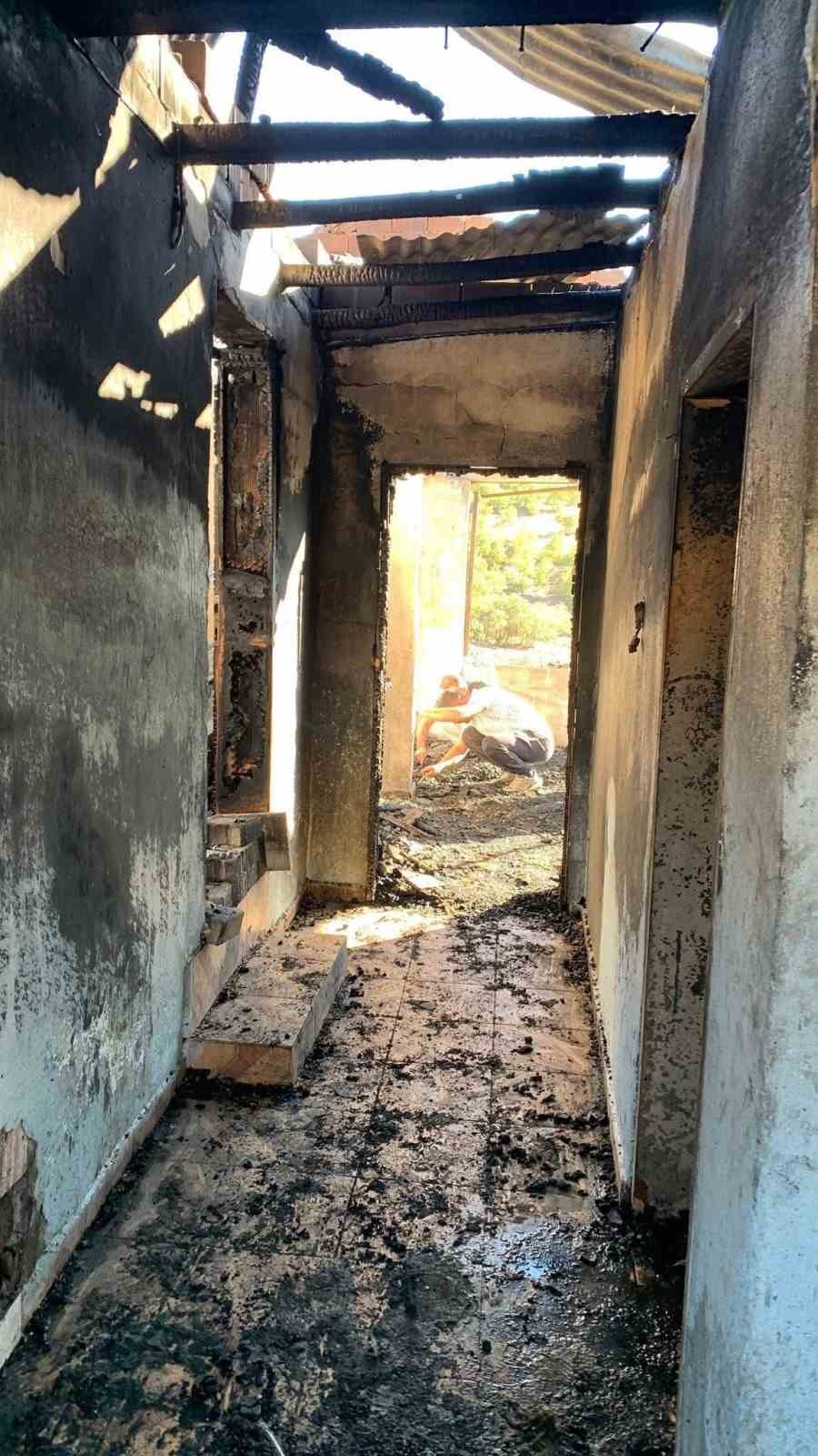 Elazığ&rsquo;da bir ev yangında yanarak k&uuml;l oldu
