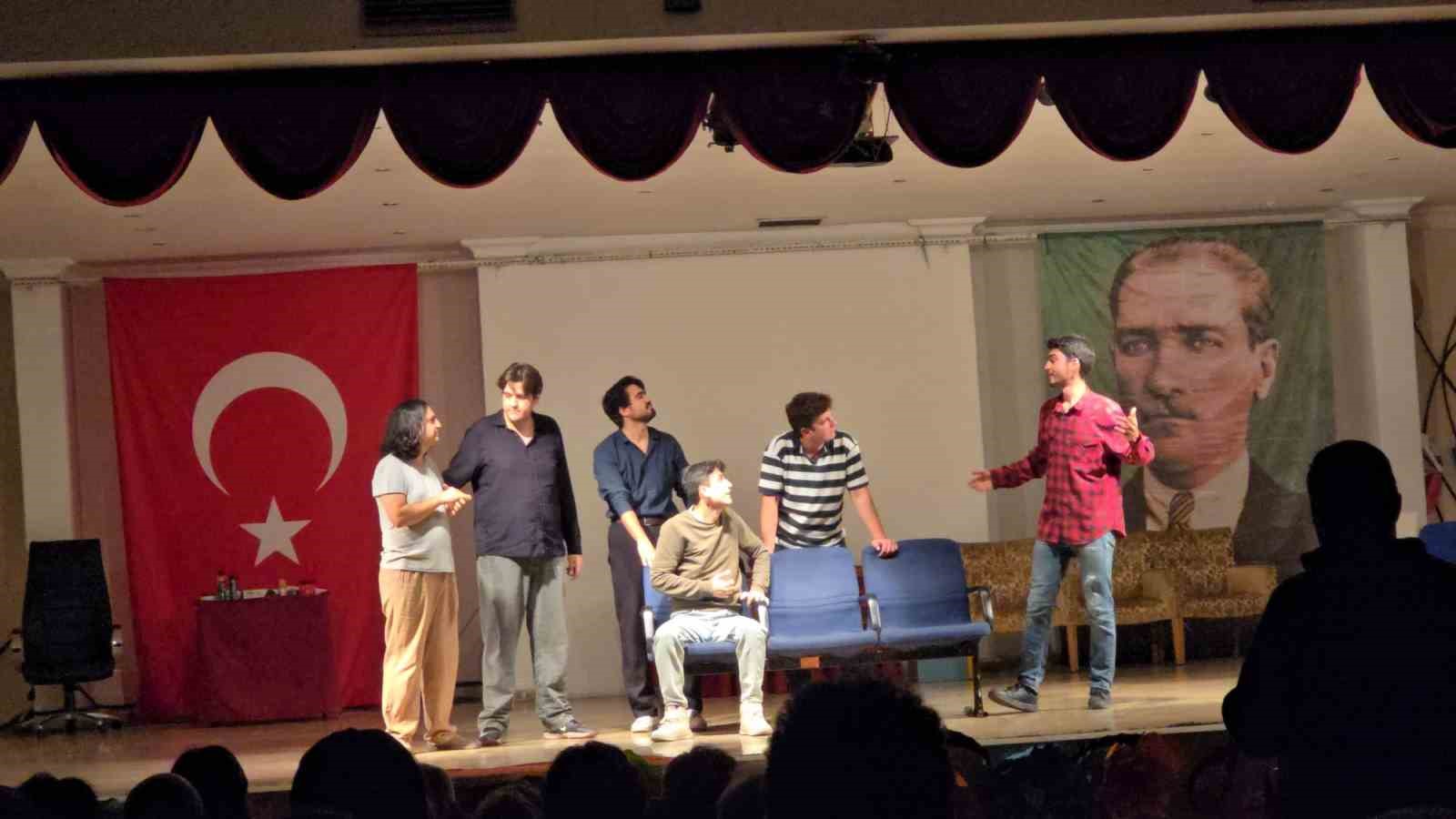 Ahilik değerlerini anlatan ’Tornacı Hüseyin’ ayakta alkışlandı